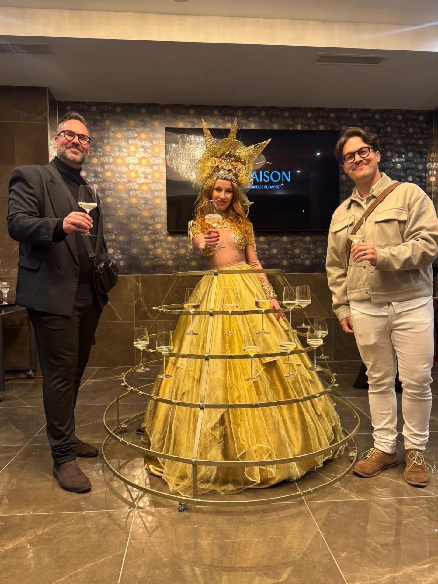 CHAMPAGNE GIRL